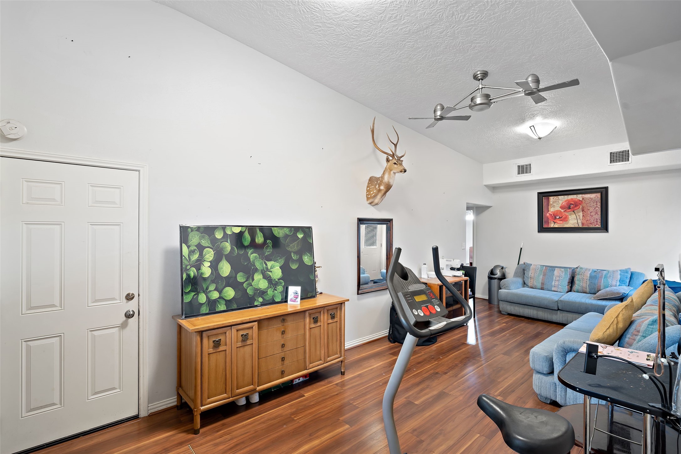 7438 Wright Road Houston, TX 77041 - Photo 24 of 50 Second living room in the guest house.