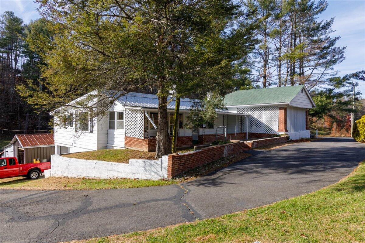 4668 Webbs Mill Road North Riner, VA 24149 - Photo 2 of 50 03-002-4668 Webbs Mill Rd N Riner VA-34