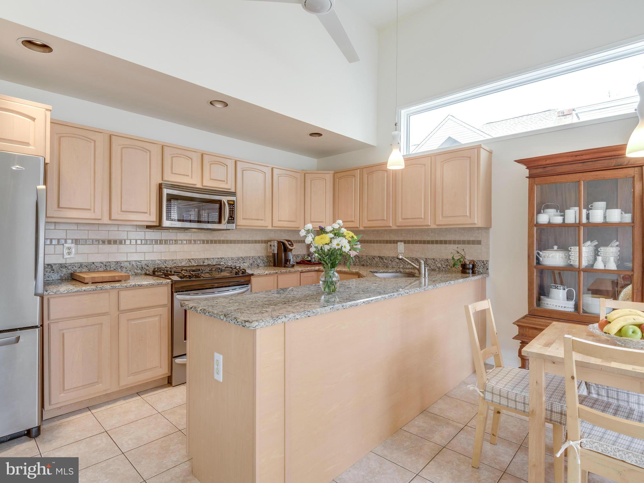 2039 Beacon Place Reston, VA 20191 - Photo 7 of 28 Modern Contemporary Kitchen