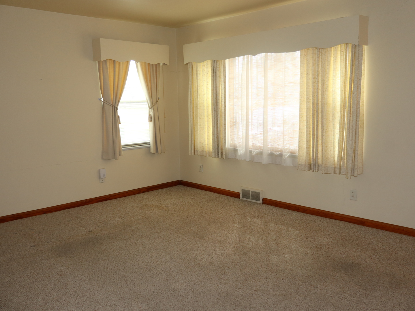 424 West Bluff Street Streator, IL 61364 - Photo 5 of 20 an empty room with a window