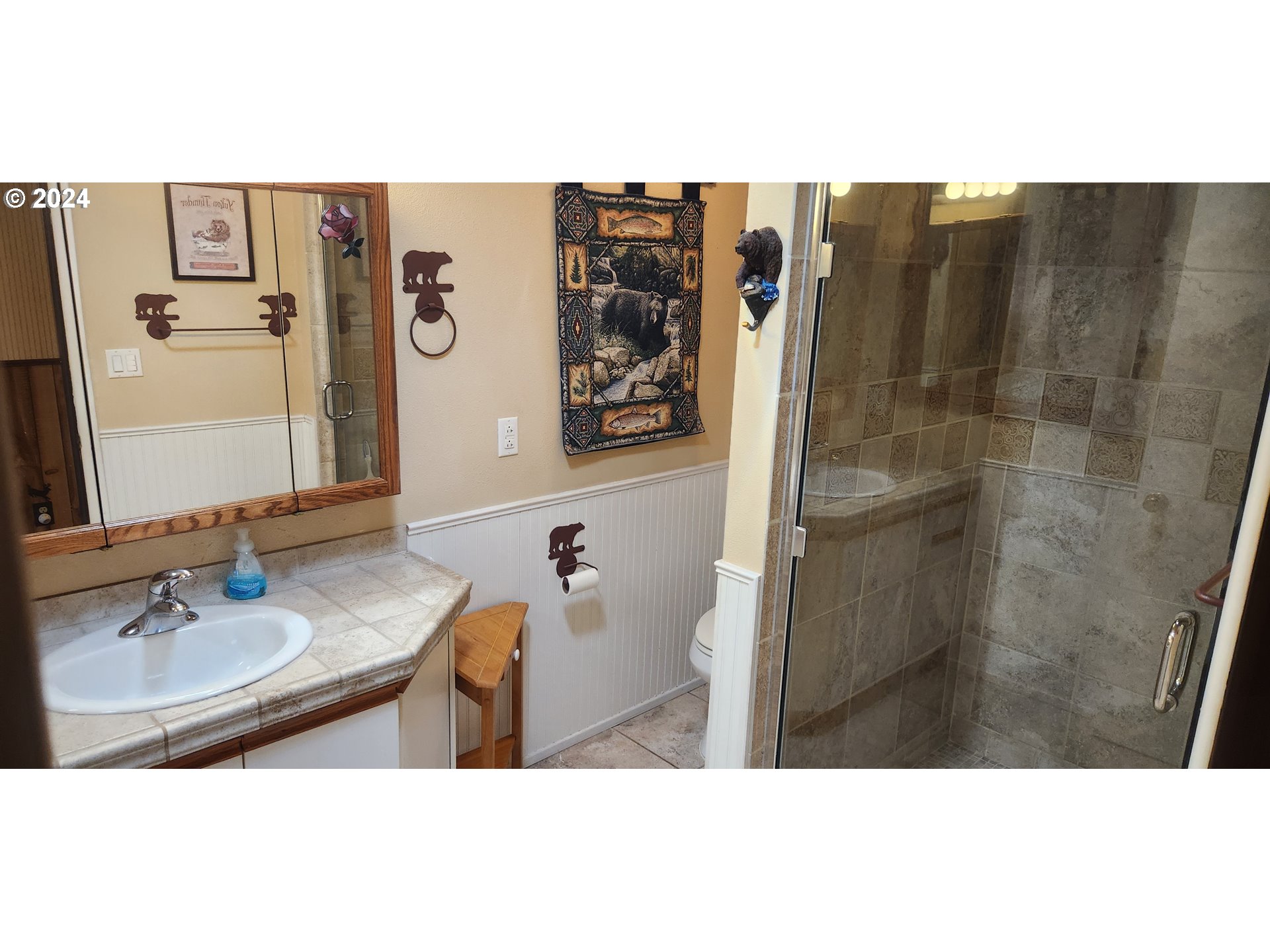630 Crestview Drive Reedsport, OR 97467 - Photo 23 of 44 a bathroom with a sink and mirror