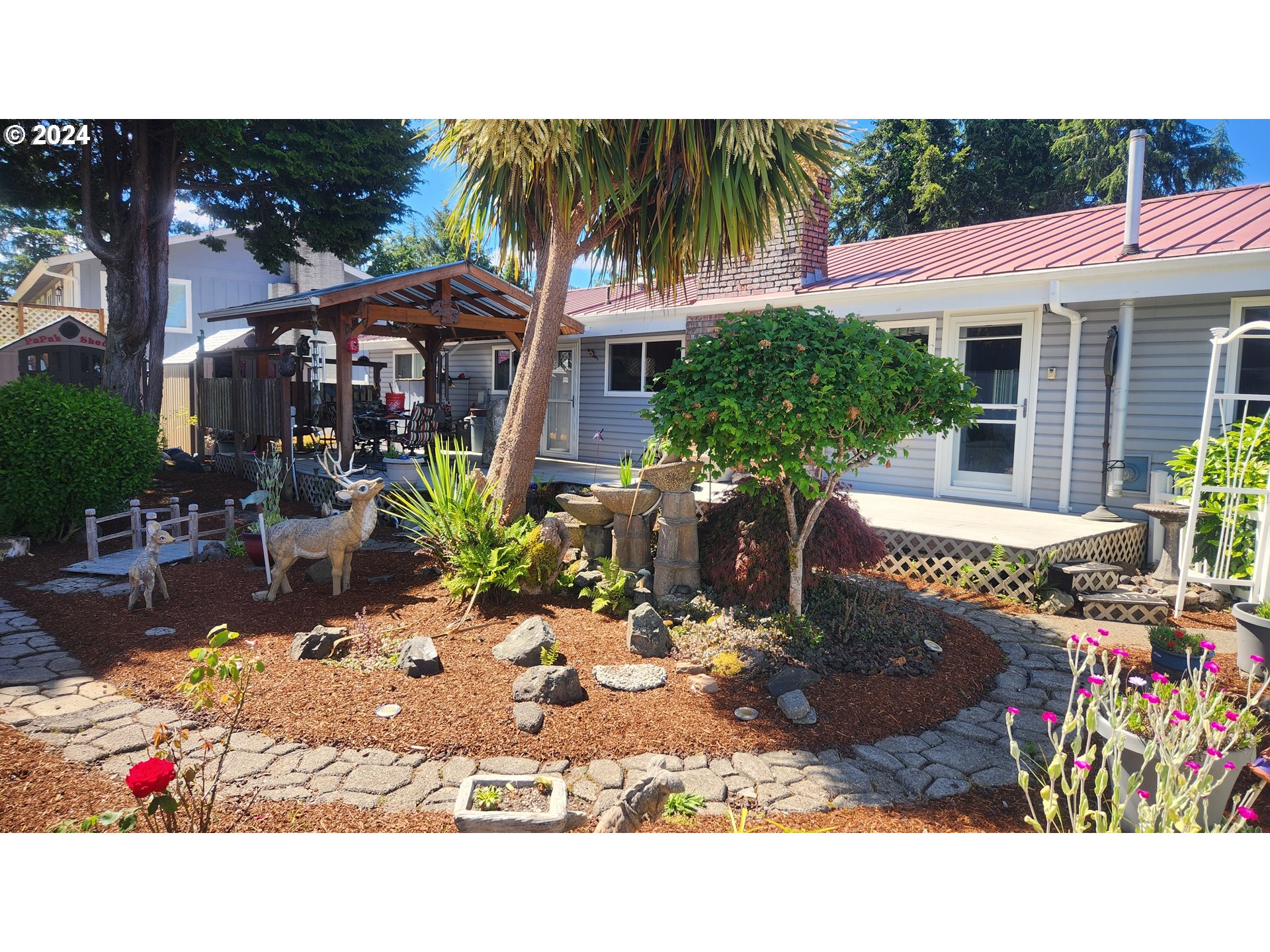 630 Crestview Drive Reedsport, OR 97467 - Photo 10 of 44 a view of a chairs and table in the patio