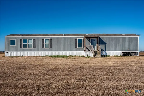 a house view with backyard space