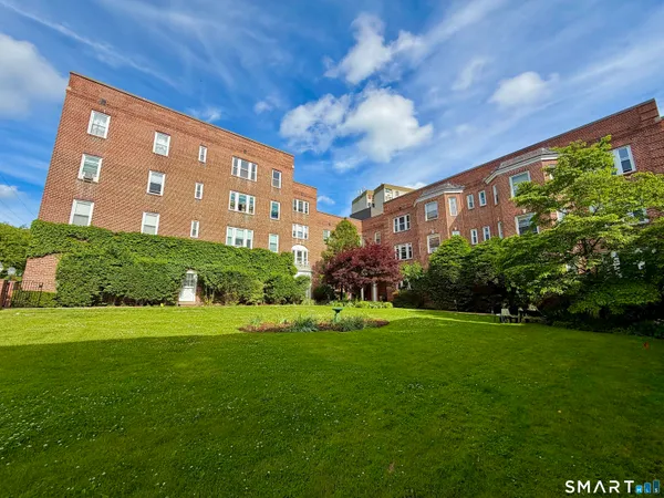 $2,300 | 70 Strawberry Hill Avenue, Unit 52D, Stamford, CT 06902