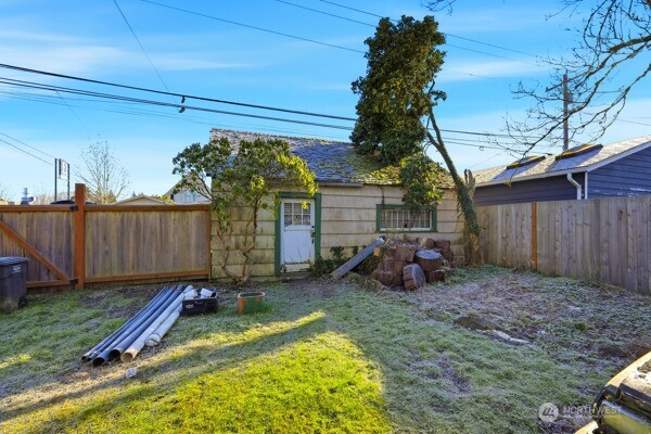2009 Lombard Avenue Everett, WA 98201 - Photo 21 of 26 a view of backyard with wooden fence and a large tree