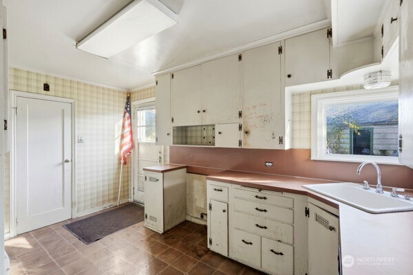 2009 Lombard Avenue Everett, WA 98201 - Photo 7 of 26 a kitchen with a sink stove and refrigerator