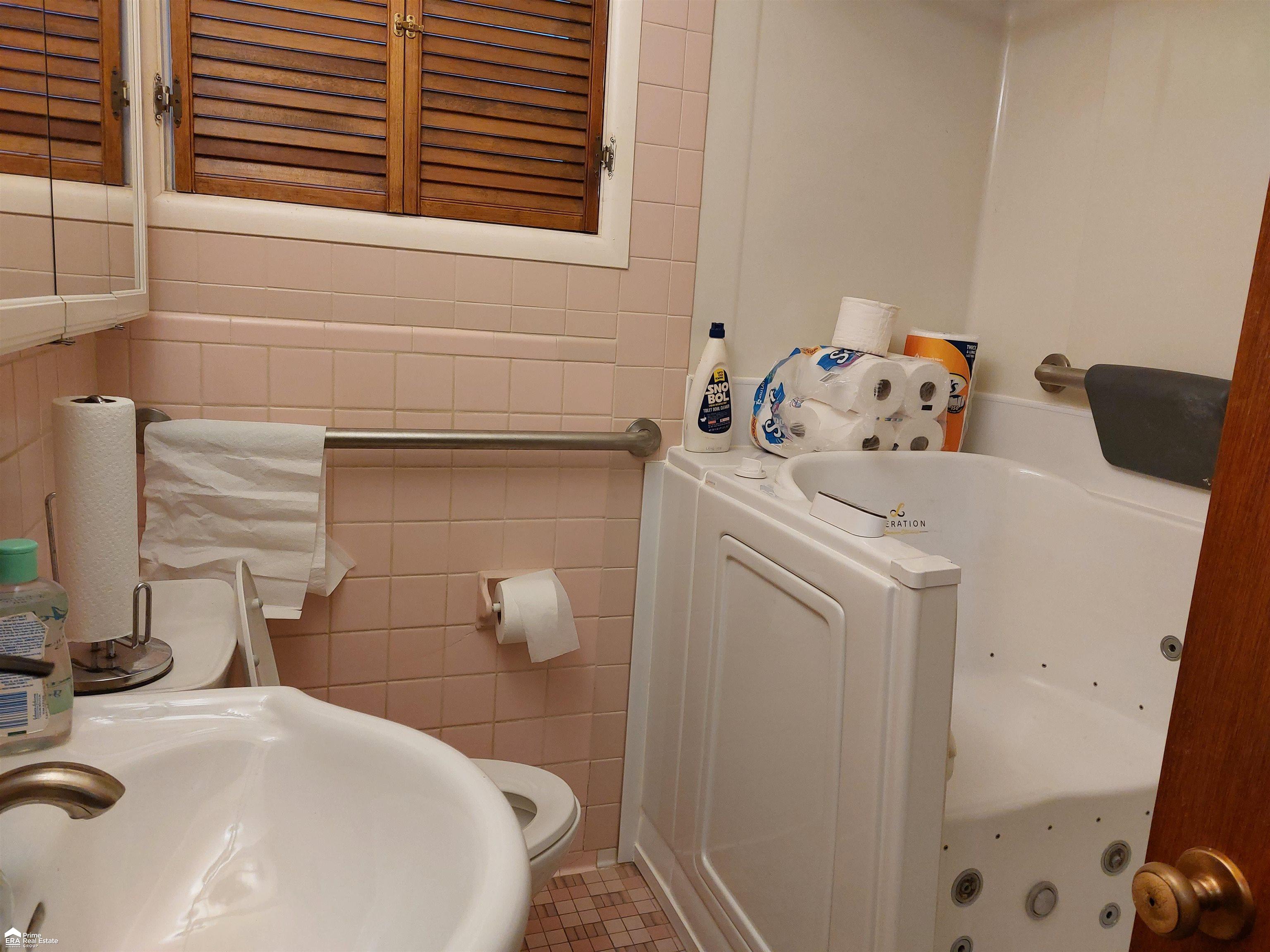 3609 Miller Road Flint, MI 48503 - Photo 14 of 39 50129725-2a99d213-4eda-44b3-8acf-aaed75552805.JPG