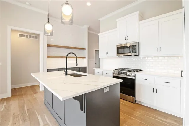 $660,000 | 3353 West 187th Street, Overland Park, KS 66085