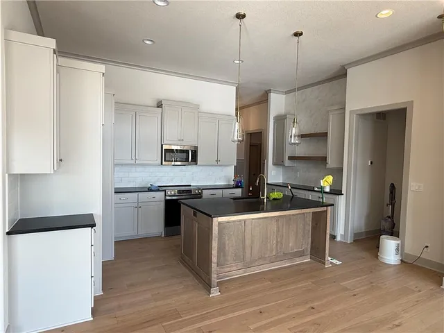 $660,000 | 3353 West 187th Street, Overland Park, KS 66085