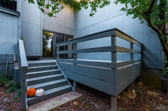 a view of entryway in front of house