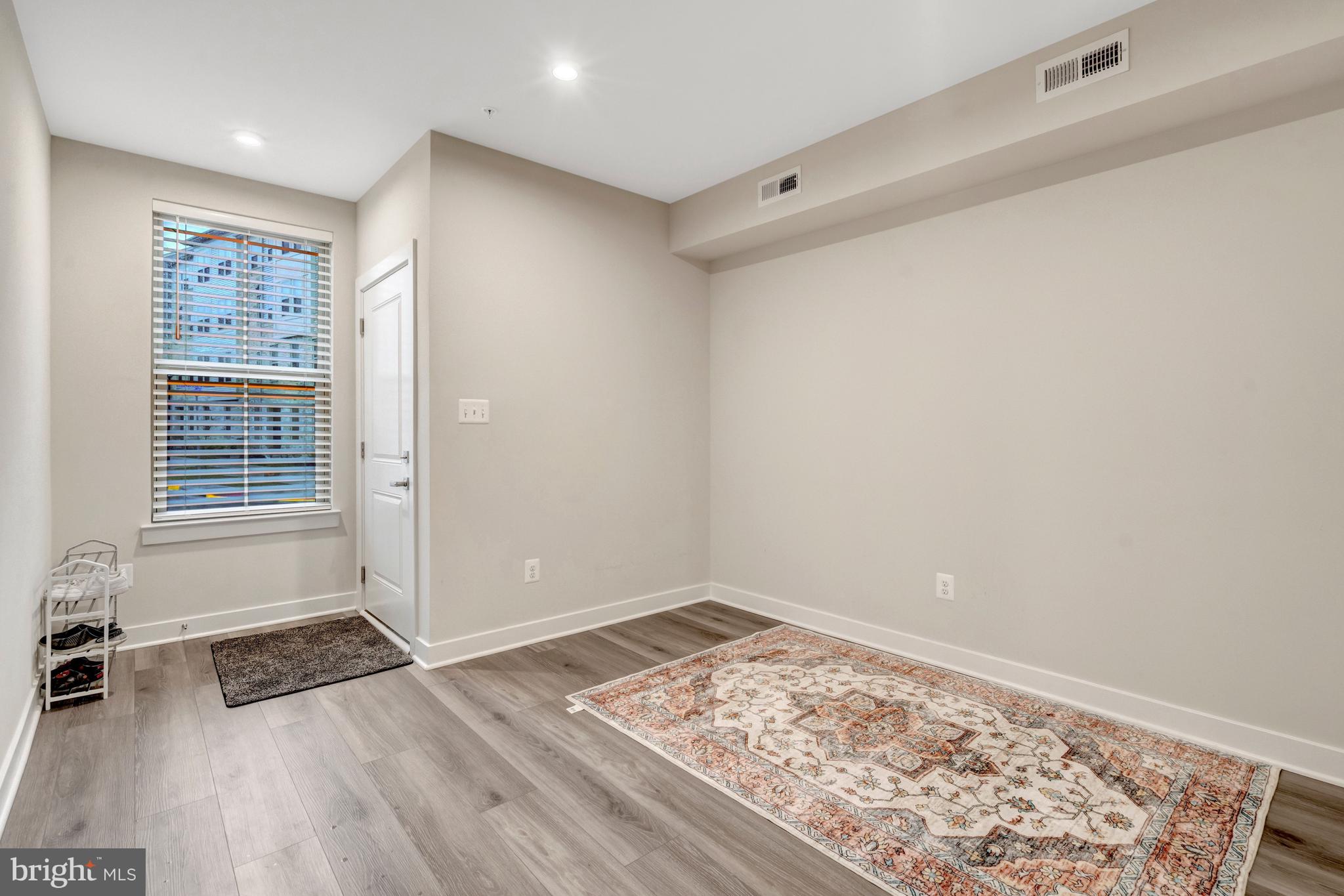 42558 Invergordon Terrace Sterling, VA 20166 - Photo 3 of 38