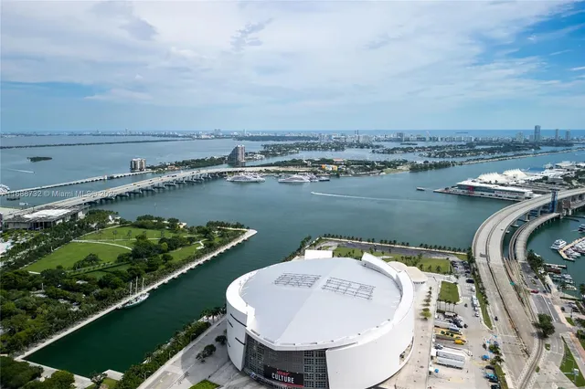 $6,800 | 159 Northeast 6th Street, Unit 3701, Miami, FL 33132