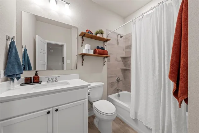 a view of a livingroom with furniture and chandelier fan