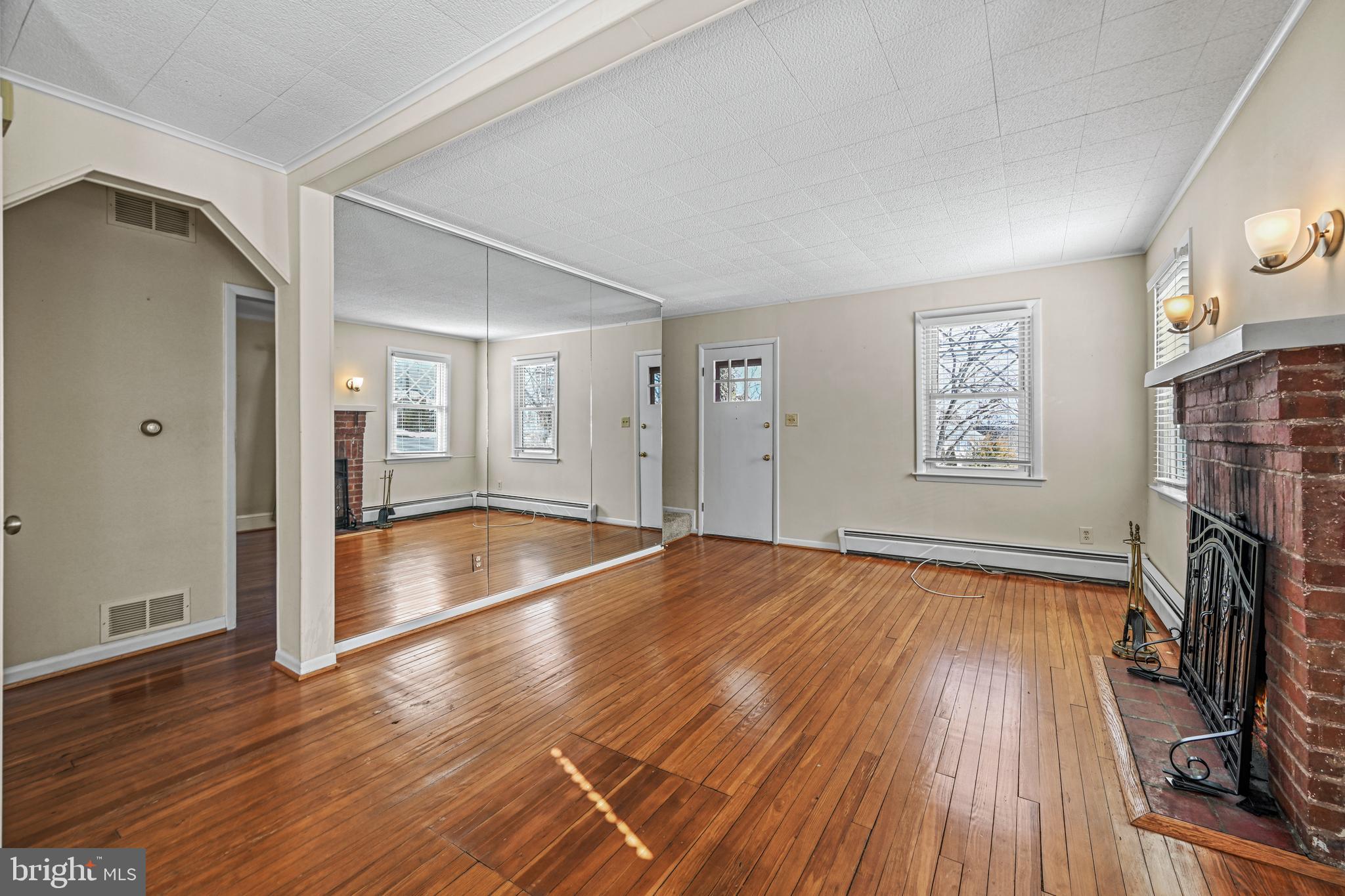 7362 Montgomery Road Elkridge, MD 21075 - Photo 9 of 39 Living Room