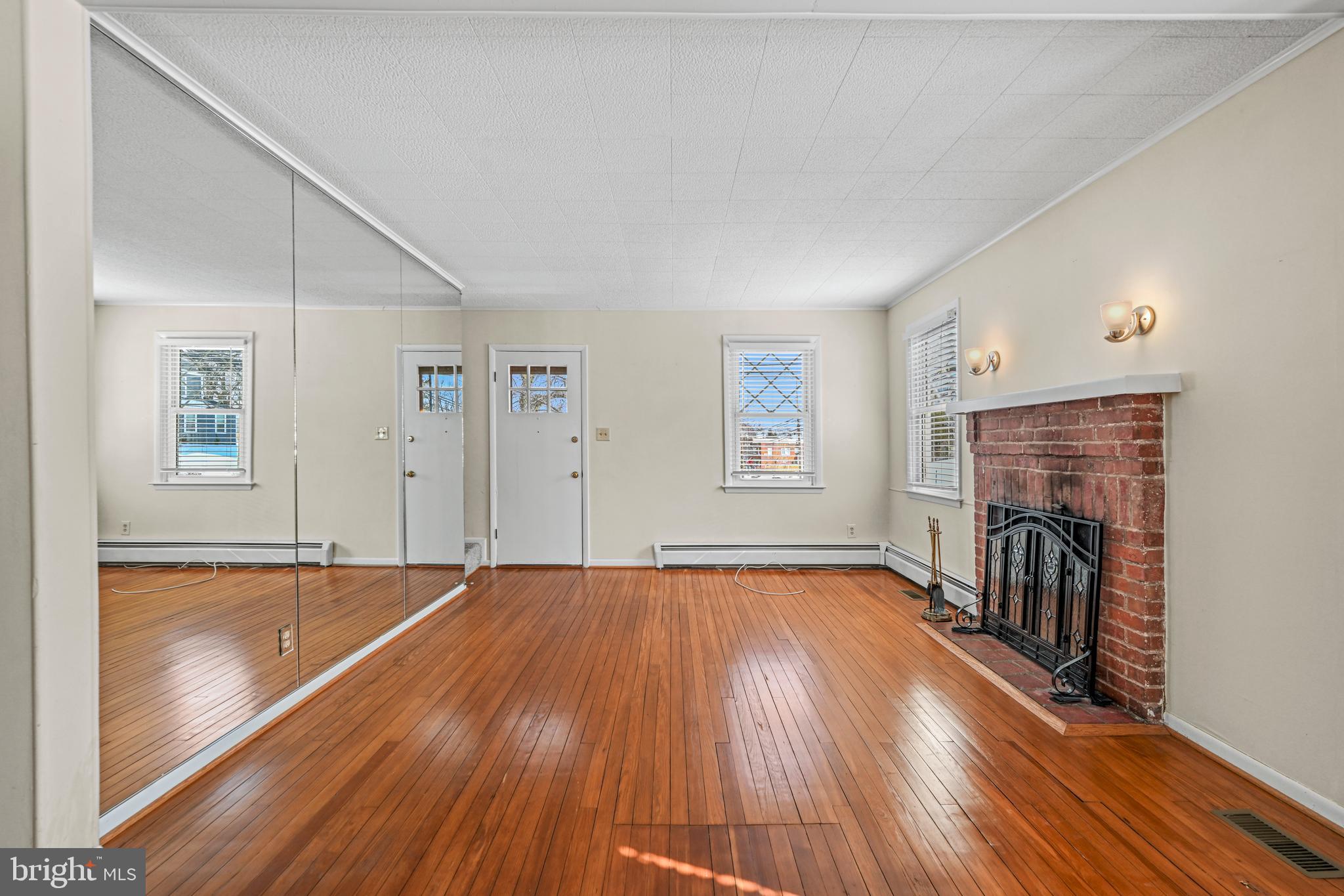 7362 Montgomery Road Elkridge, MD 21075 - Photo 10 of 39 Living Room