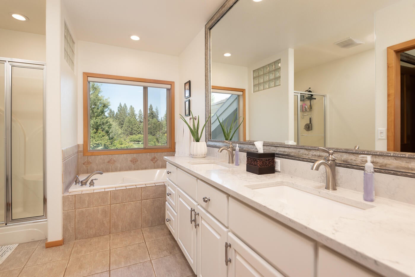 19521 Painted Ridge Loop Bend, OR 97702 - Photo 23 of 43 Upper Level Second Primary Bathroom