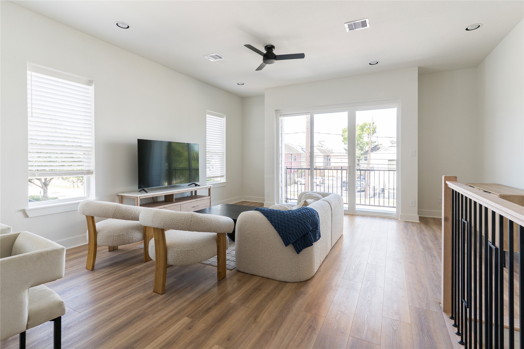 2426 Ella Boulevard Houston, TX 77008 - Photo 11 of 47