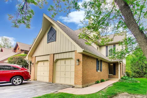 $329,000 | 601 South Country Lane, Des Plaines, IL 60016