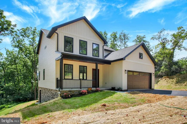 a view of front of a house with a yard