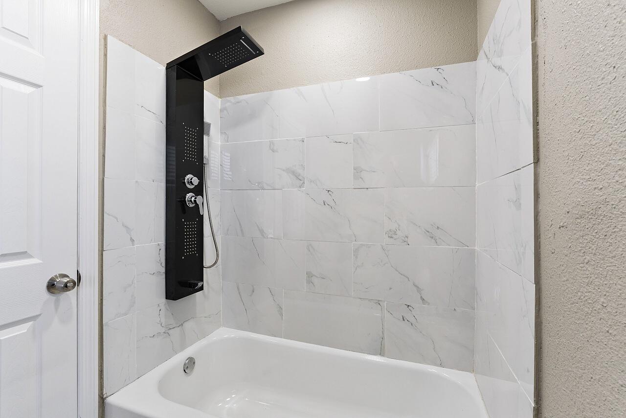 111 Alameda Avenue Sebastian, FL 32958 - Photo 19 of 33 a bathroom with a bathtub