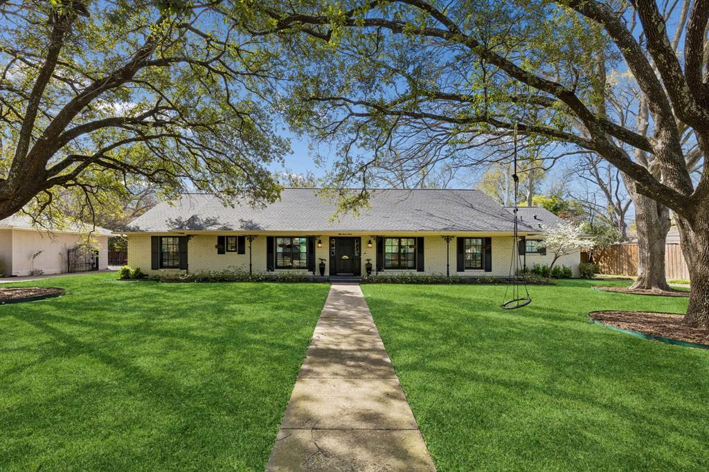 Beautiful treed lot