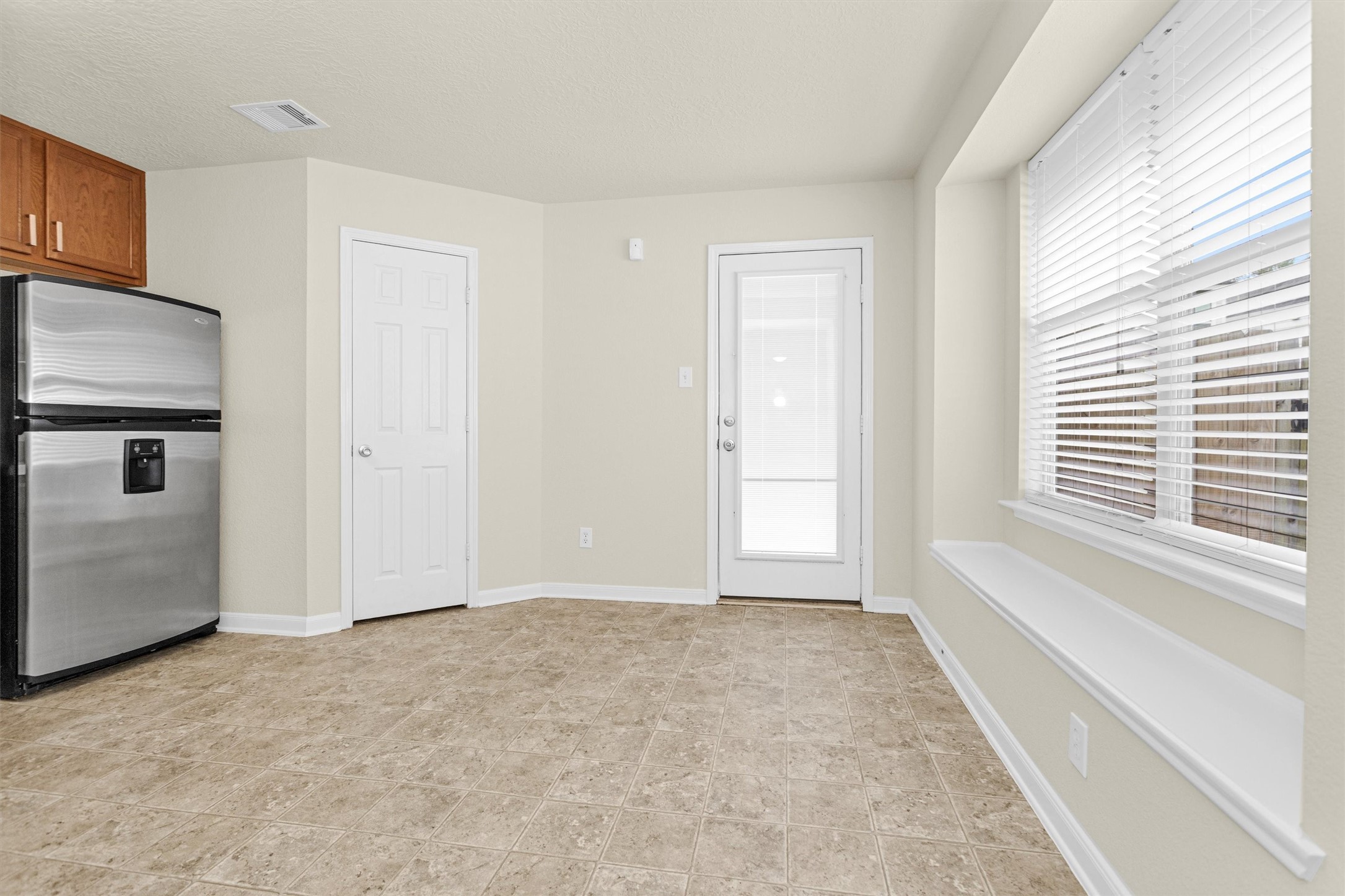 3131 Beacon Grove Street Spring, TX 77389 - Photo 15 of 38 a view of an empty room with a window