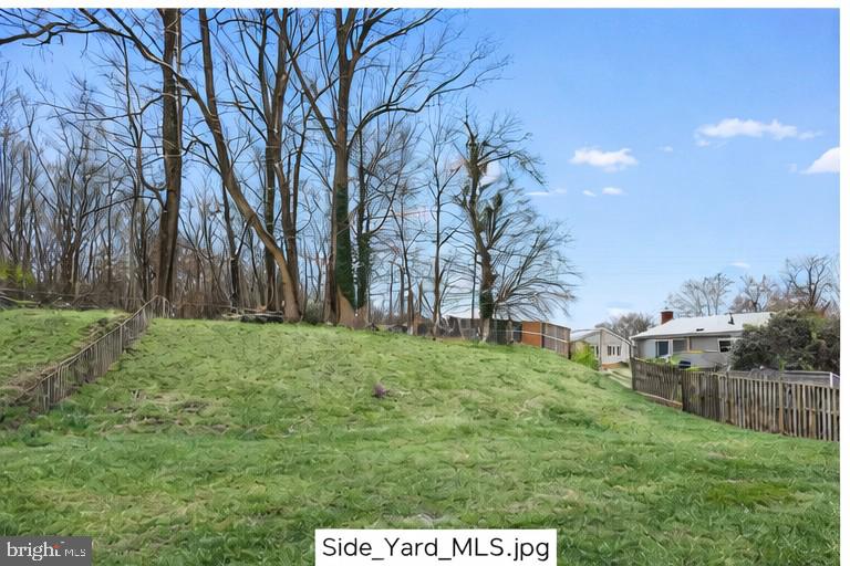 6903 Fawncrest Drive Capitol Heights, MD 20743 - Photo 36 of 36 a backyard of a house with lots of green space