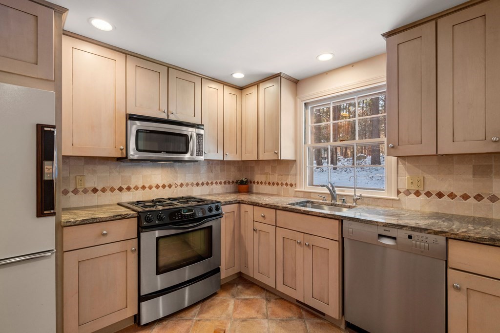 43 Colonial Road Sudbury, MA 01776 - Photo 4 of 37 Gallery Image 4