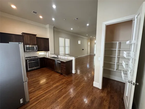 $2,800 | 2021 Fannin Station, Houston, TX 77045