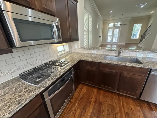 $2,800 | 2021 Fannin Station, Houston, TX 77045