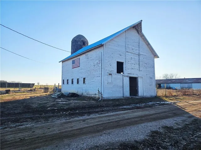 $730,000 | 33253 Cedar Niles Road, Osawatomie, KS 66064