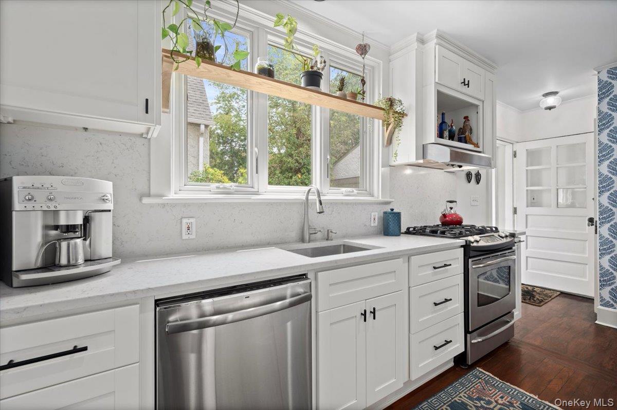 400 Manor Ridge Road Pelham, NY 10803 - Photo 17 of 39 a kitchen with cabinets appliances a sink and a window