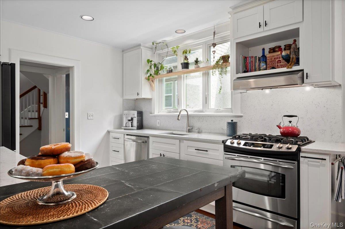 400 Manor Ridge Road Pelham, NY 10803 - Photo 18 of 39 a kitchen with a stove a sink and a refrigerator