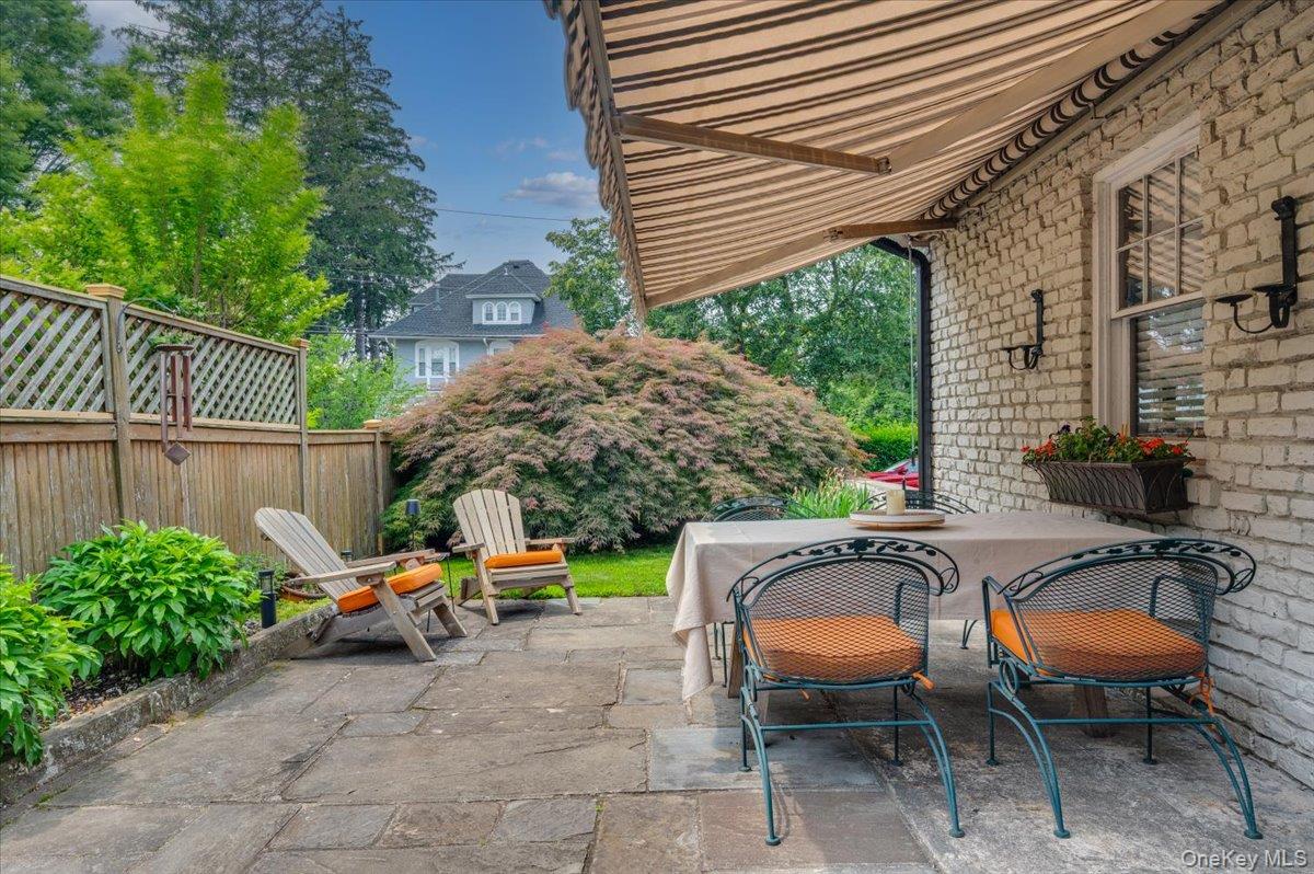 400 Manor Ridge Road Pelham, NY 10803 - Photo 23 of 39 a view of a backyard with furniture and a tub