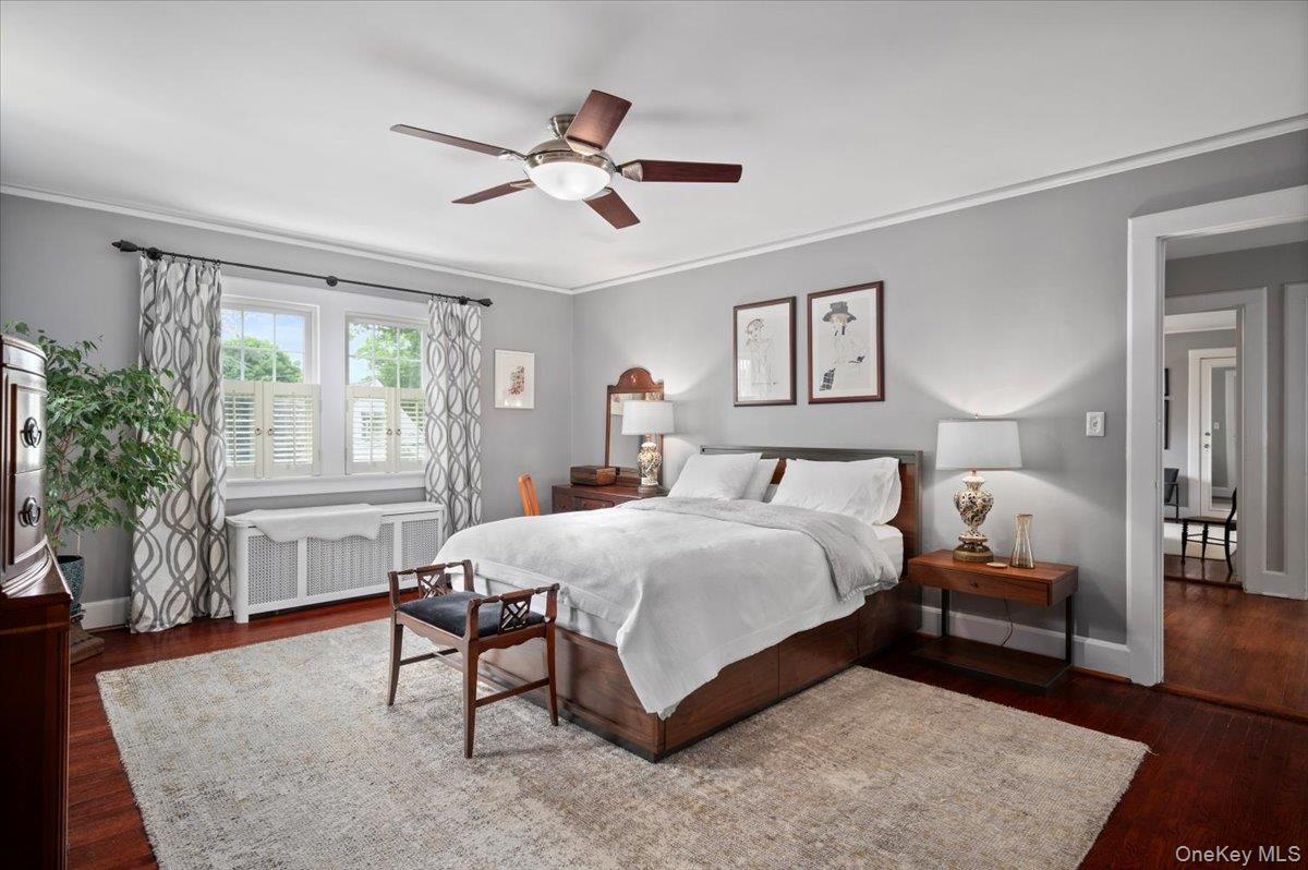 400 Manor Ridge Road Pelham, NY 10803 - Photo 27 of 39 a bedroom with a large bed and a window