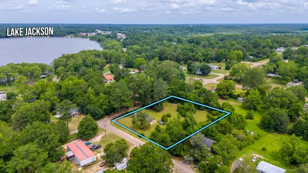 a view of a back yard