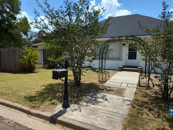 $199,900 | 401 Powers Street, Lacy-Lakeview, TX 76705