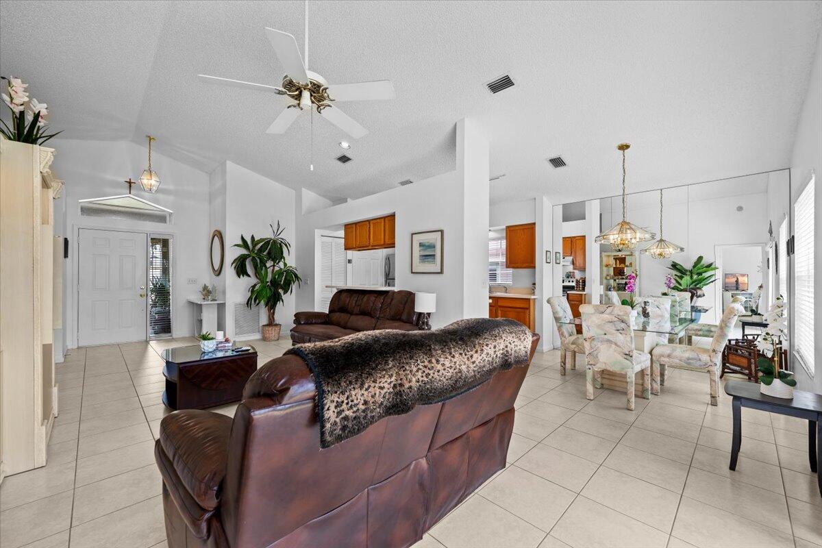 6397 Garrett Street Jupiter, FL 33458 - Photo 9 of 36 10-LUX_0900.jpg1