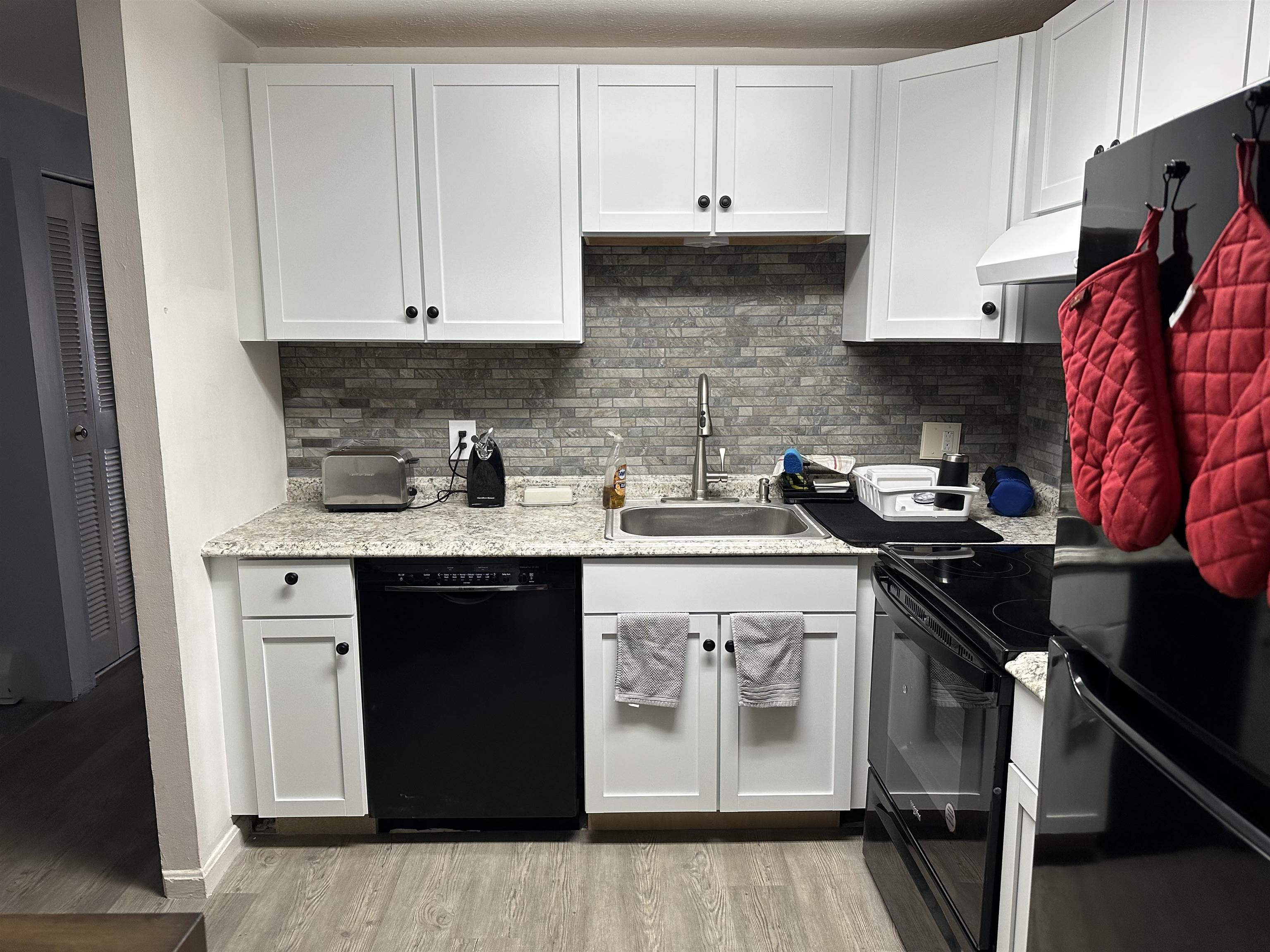 135 English Village Road, Unit 302 Manchester, NH 03102 - Photo 7 of 23