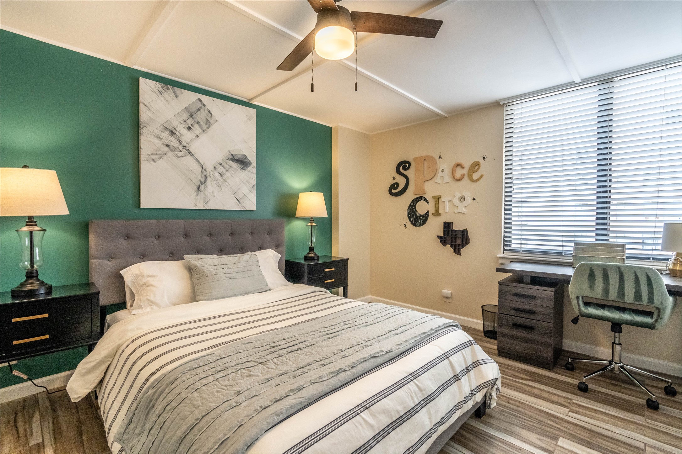 3525 Sage Road, Unit 913 Houston, TX 77056 - Photo 12 of 22 a bedroom with a large bed and a window