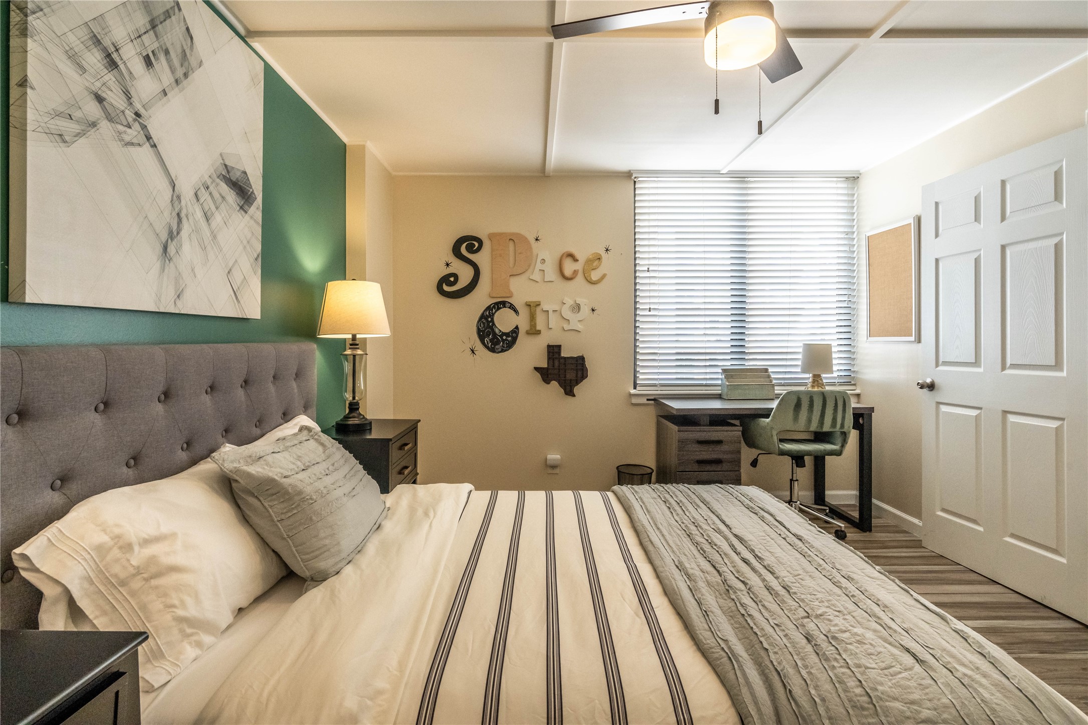 3525 Sage Road, Unit 913 Houston, TX 77056 - Photo 13 of 22 a bedroom with a large bed and a table