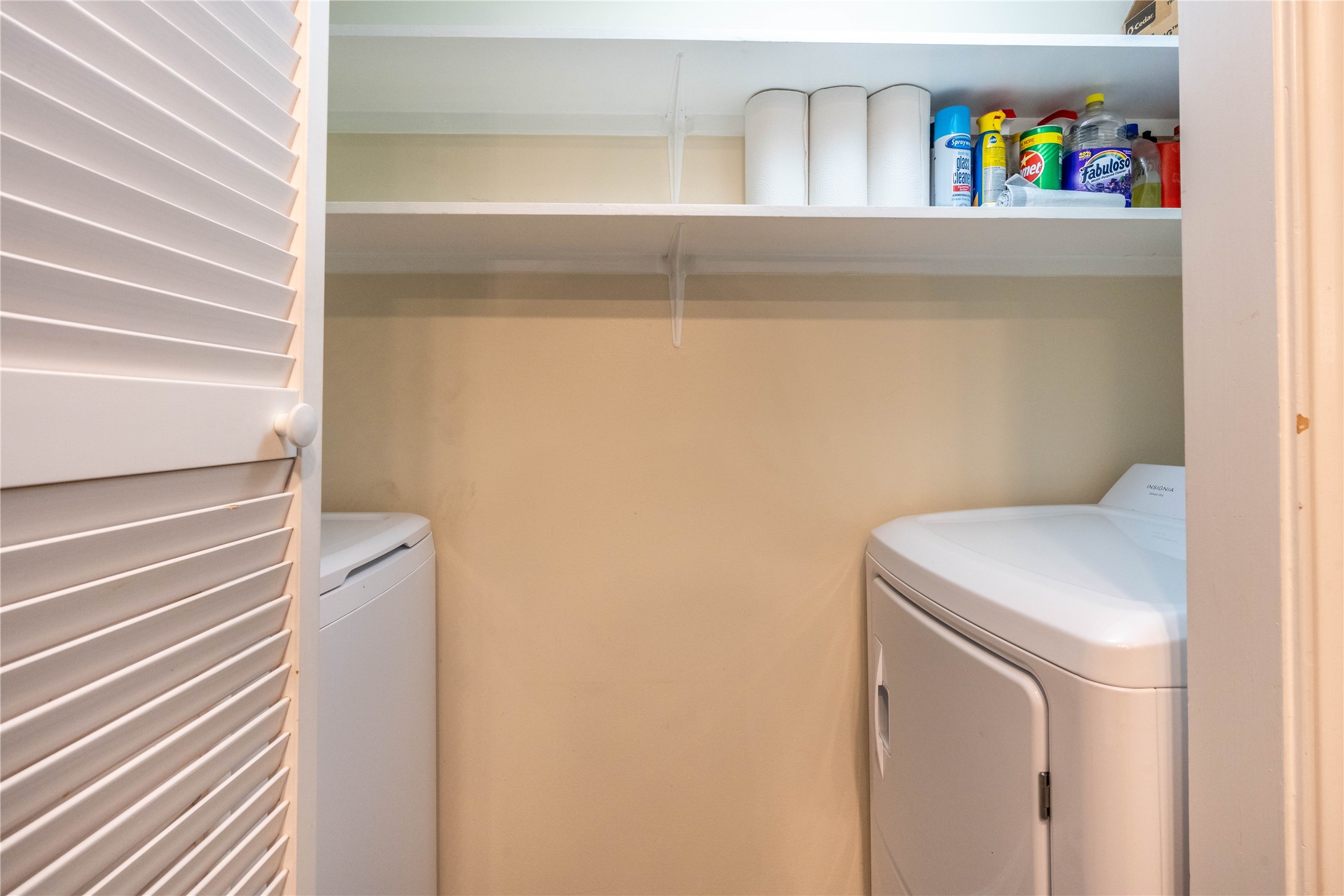 3525 Sage Road, Unit 913 Houston, TX 77056 - Photo 17 of 22 a utility room with dryer and washer