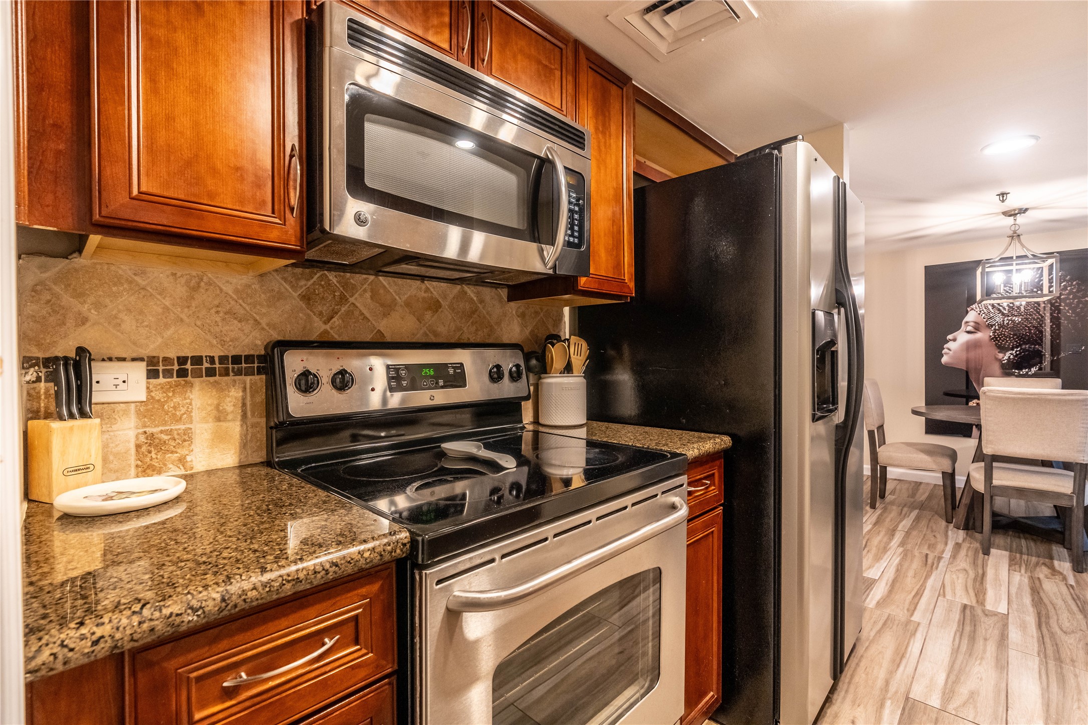3525 Sage Road, Unit 913 Houston, TX 77056 - Photo 6 of 22 a kitchen with a stove and a microwave