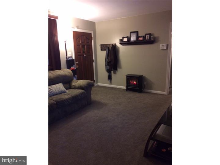 674 Rennard Street Philadelphia, PA 19116 - Photo 3 of 18 Living Room