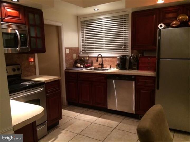674 Rennard Street Philadelphia, PA 19116 - Photo 7 of 18 Kitchen