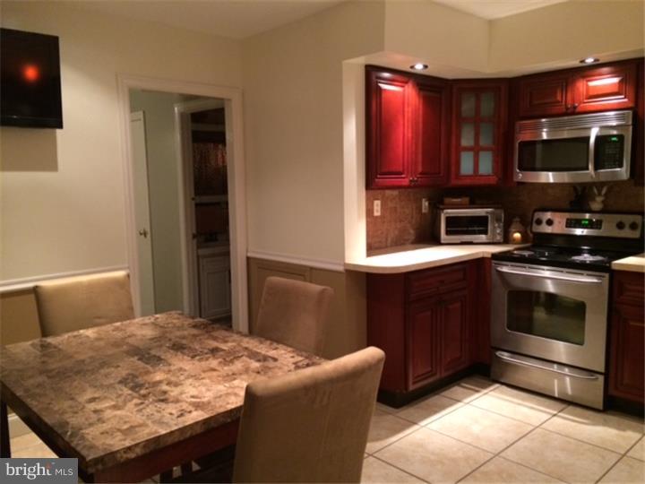 674 Rennard Street Philadelphia, PA 19116 - Photo 9 of 18 Kitchen