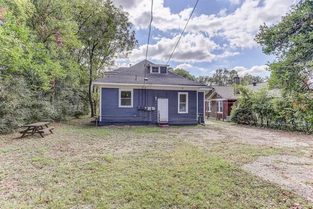 a view of a house with a backyard