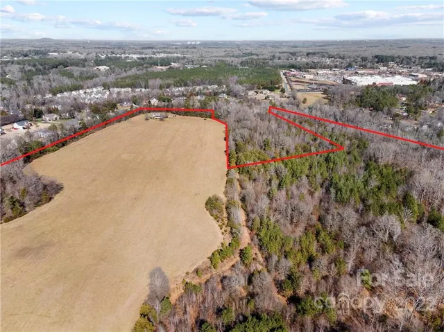 a view of a dry yard