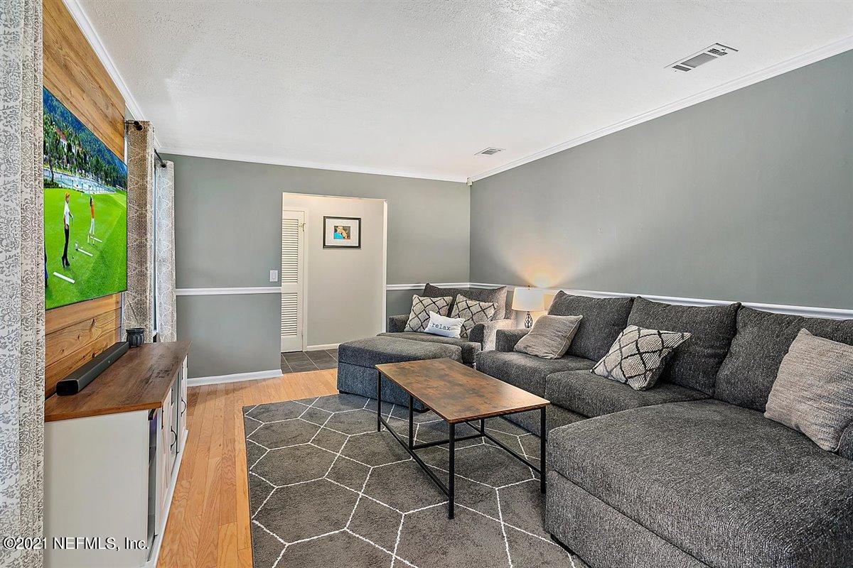 8819 Runnymeade Road Jacksonville, FL 32257 - Photo 5 of 26 05-Living Room