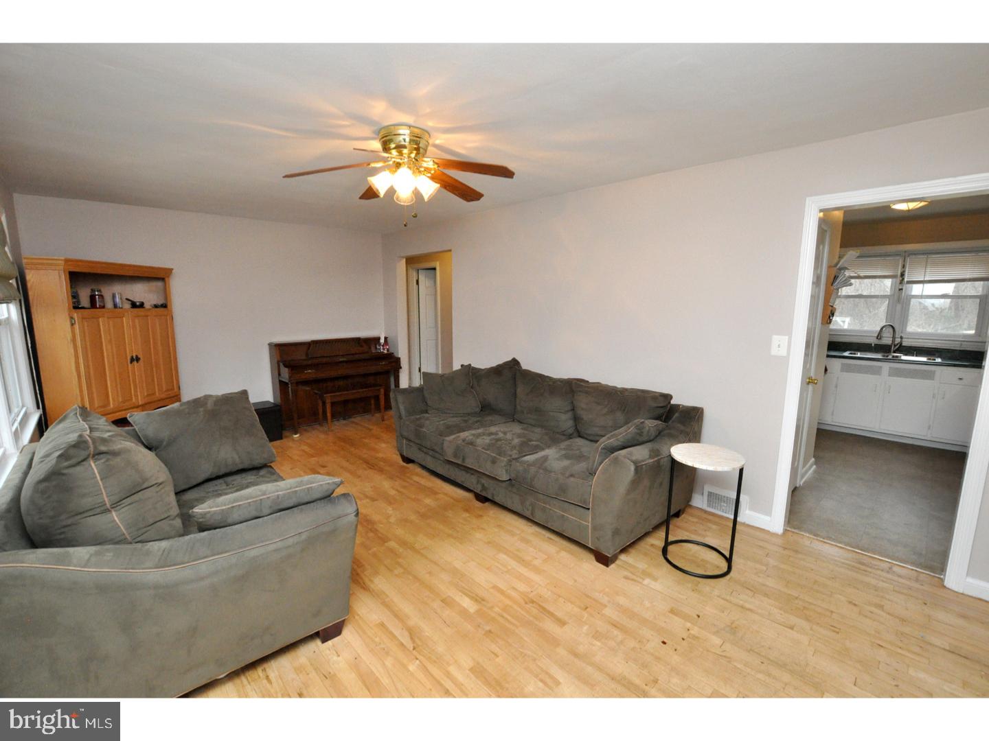 512 Klockner Road Hamilton, NJ 08619 - Photo 4 of 25 Living Room